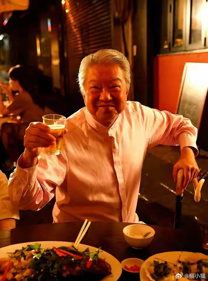 所谓香港四大才子里，就蔡澜最水。黄霑第一，金庸嘛虽然观念歪，但也确实是武侠小说绕