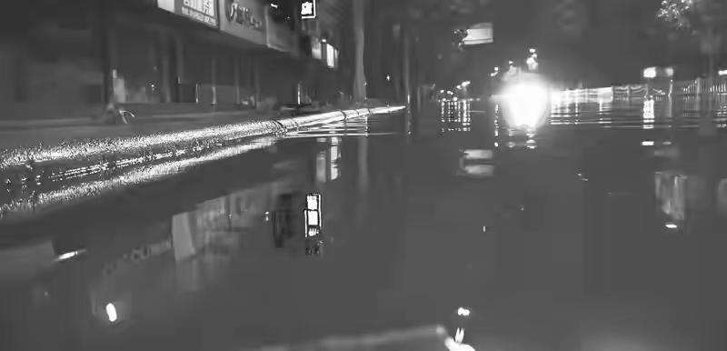 他冒雨骑摩托消失后，妻子才哭着问自己：这一巴掌，值吗？“滚！你给我滚出去！”
