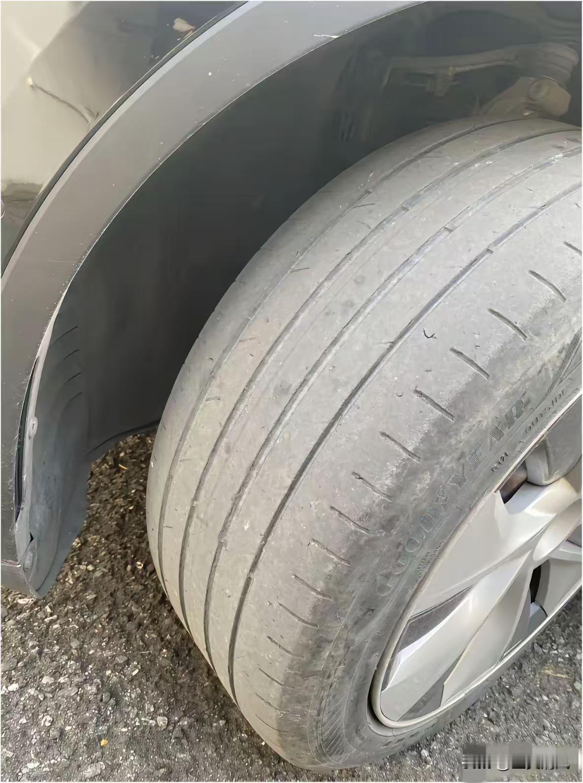 新能源汽车真的很费车胎的，如果不是车主告诉我，我根本就不知道这条轮胎是跑了300