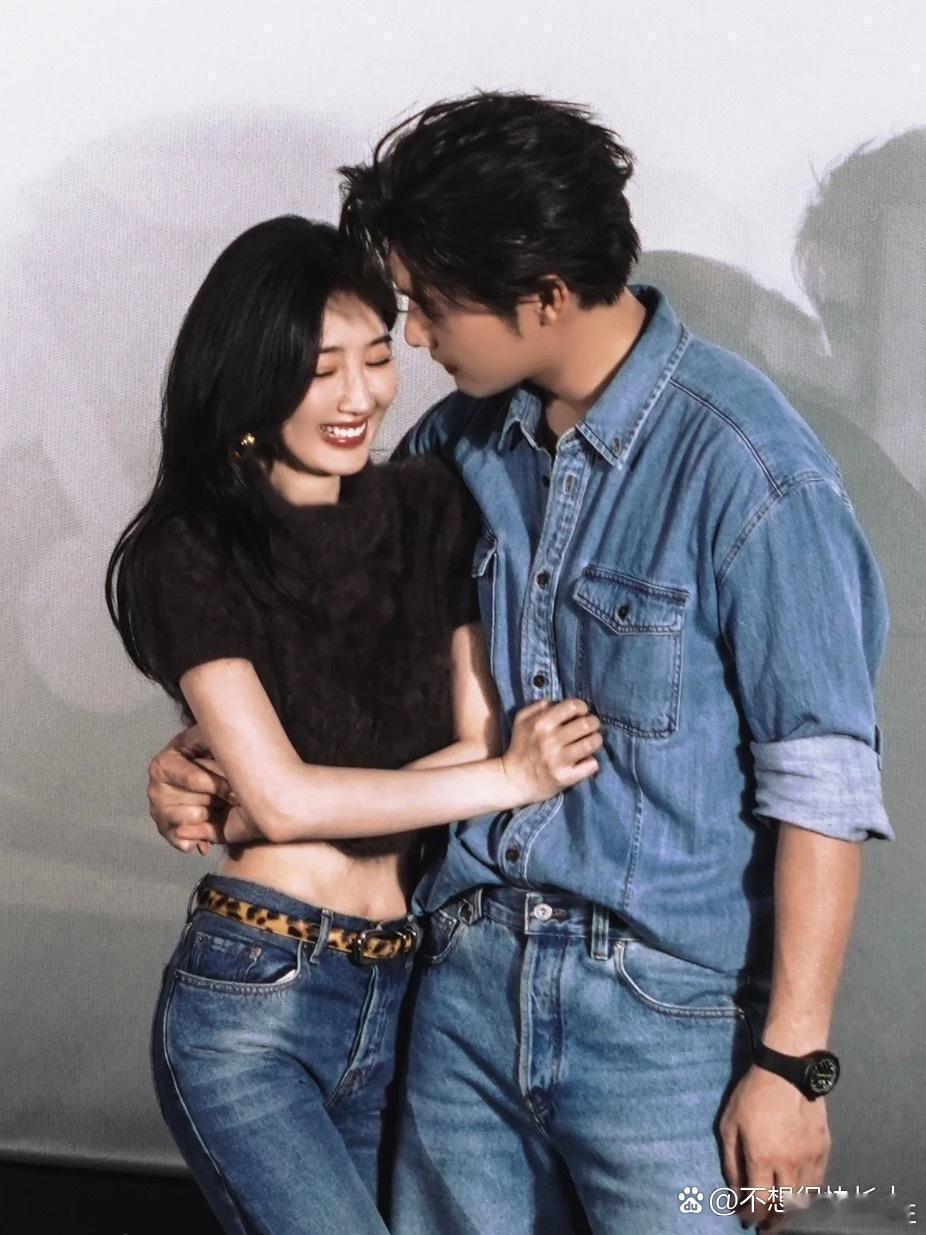 这个搂腰看得我热起来了，干脆在一起得了这俩性张力这一块！怎么会有如此有cp感的一