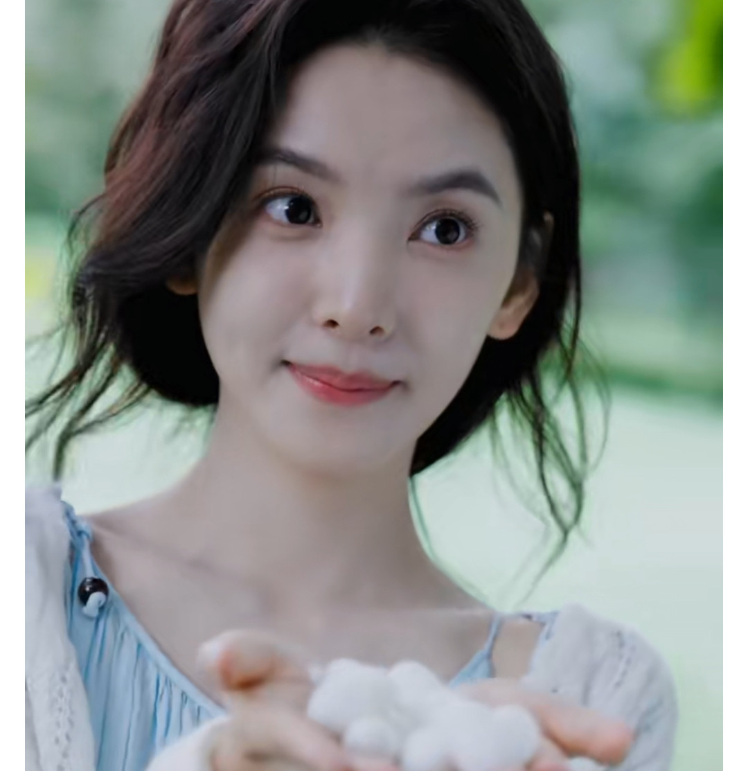 ABC品牌代言人章若楠健康有章法自然ABC在光影流转的官宣大片里，章若楠抬