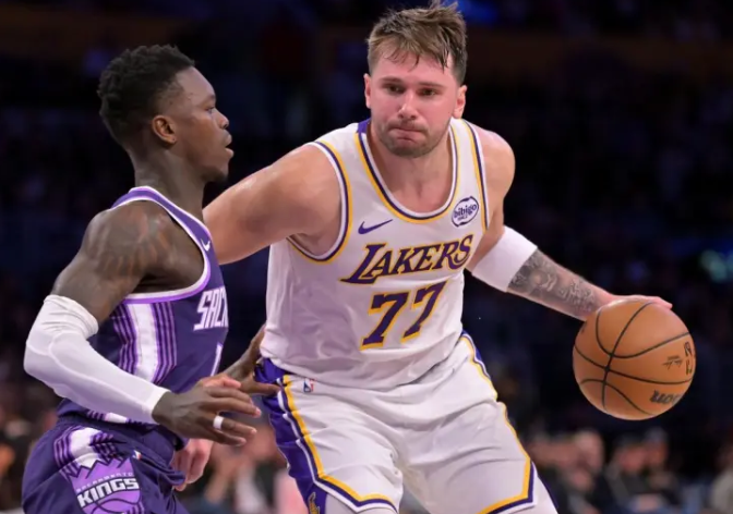 在某直播节目中谈到了施罗德试图殴打东契奇一事。谈到施罗德动手的原因，某记透露：