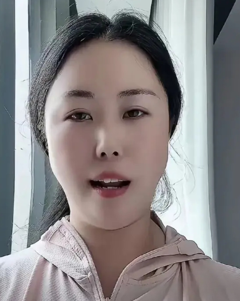 很多人都在说这个女的，甚至是贴上西安的标签，这女的真的有点傻，难道他不知道这样就