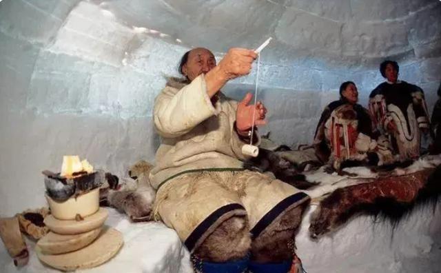 因纽特人在零下50度的北极，全家睡在雪屋里，还能将衣服脱掉后再睡，甚至是吃生肉，