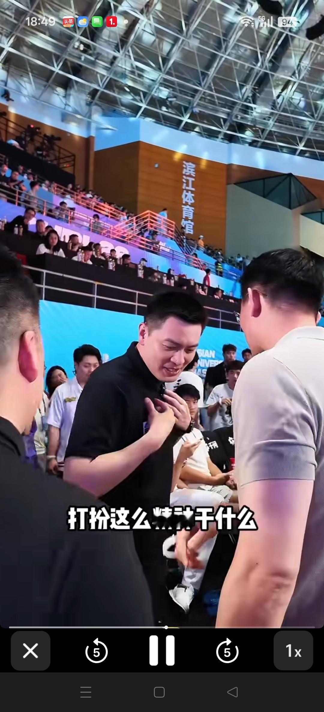 解说大学生联赛，忙的停不下来的杨鸣指导！[赞][赞][比心][比心][加油][加