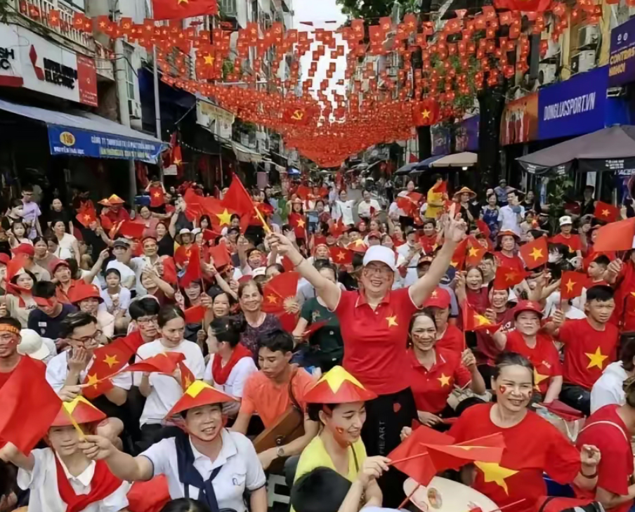 ＂越南国庆向全民发红包，给每位越南公民发放10万盾现金，意在纪念八月革命和九二国