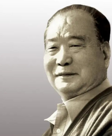 1953年冬天，毛主席在杭州过60岁生日，席间山东籍公安厅长王芳说要改名，公安部