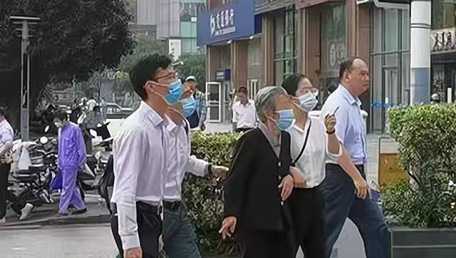 女生雨夜未归，追凶跨过28年，迟来判决能抚平什么。1992年3月20日，南京下