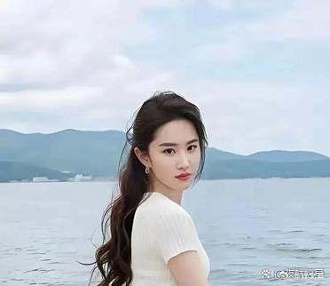 刘亦菲的穿搭秘诀：清爽气质为底色，注重线条、比例与配色，让衣服为你服务。发型妆容