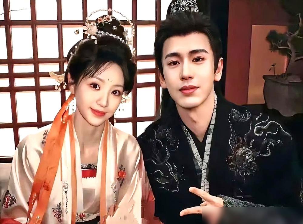 田曦薇和张凌赫在戏里亲得天崩地裂，私下却连张合影都像要了老命，这哪是在拍戏，这分