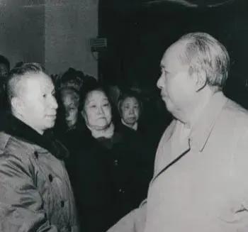 1948年4月28日，西柏坡，毛主席破例出门迎接粟裕，朱德站在门口，愣住了，连手