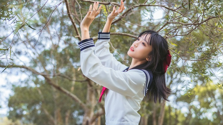 男人追求女人，一定要学会肢体破冰，以便于顺利走进她身体的警戒范围。一方面，只有