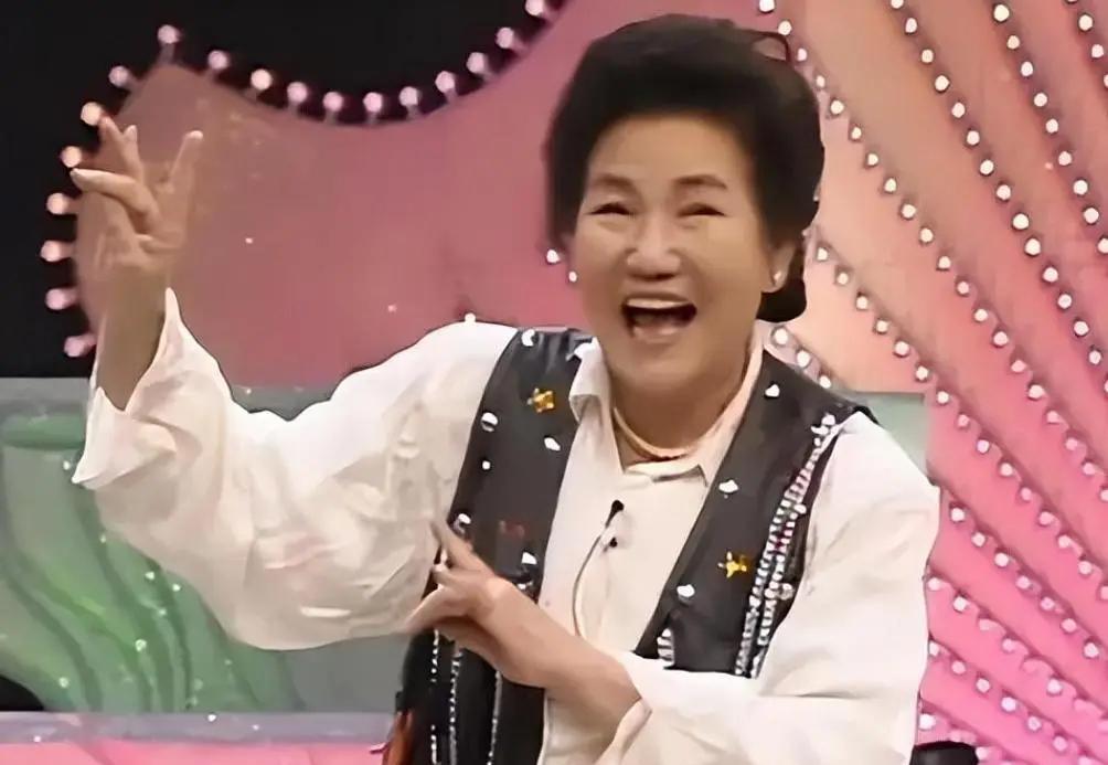 2000年，快咽气的赵丽蓉在家人的帮助下穿好寿衣，立好遗嘱，嘱咐儿孙们：“我就是
