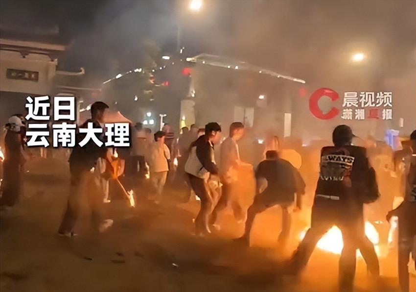 节日狂欢绝非伤人借口！8月11日都市现场报道，云南大理，火把节当天，一女子身穿旗