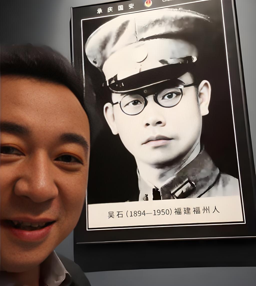 2025年10月18日《沉默的荣耀》收官之际，演员张晞临身着黑衣，手捧鲜花现身福