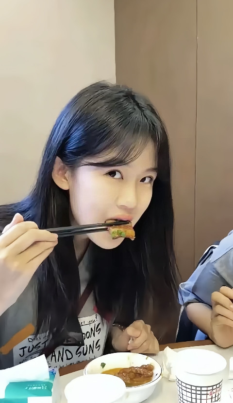 陆毅的大女儿陆雨萱，已经16岁了，长得很漂亮，颜值方面，在星二代中是比较好的了。