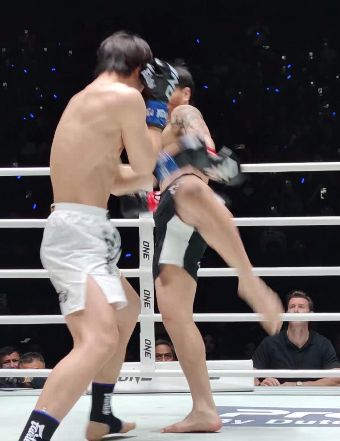 他抬起左手时，全场都以为要送医院了。达万猜的高扫腿，之前踢碎过三个人的下巴。