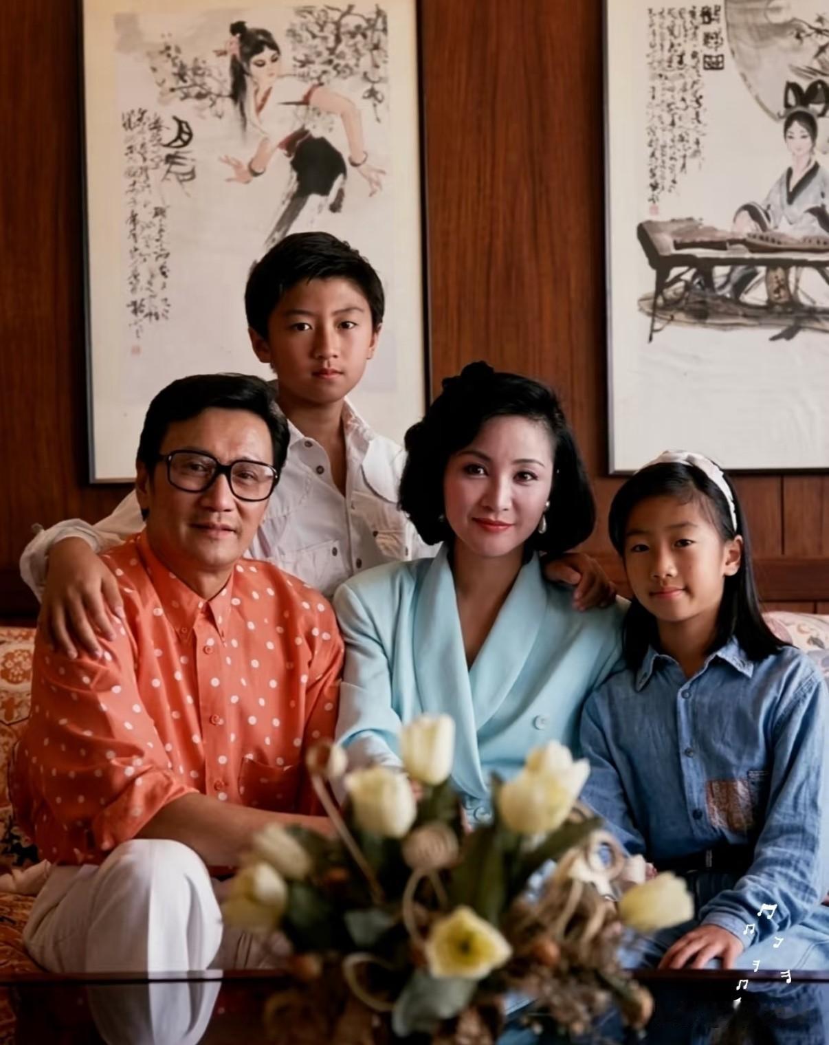 那时的谢贤和狄波拉还是一对恩爱的夫妻，一个是香港小姐，一个是当红的男明星，两个人