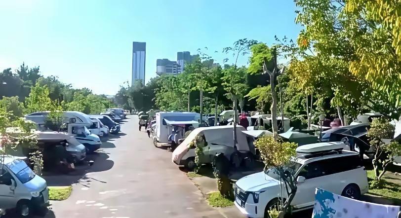 昨晚和几个开民宿的朋友小聚，在北海银滩守了3年的阿凯抿了口啤酒，摇头感慨：“银滩