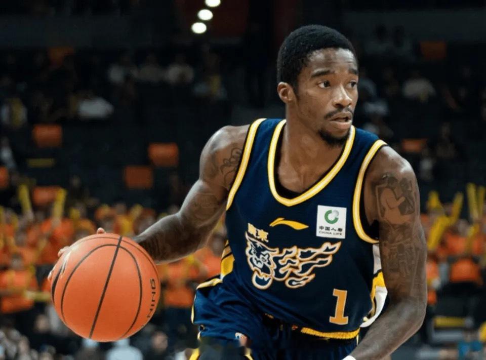 奶茶喝不到了，广东宏远外援萨姆纳因伤错过本赛季季后赛比赛，休赛期广东宏远重金从四