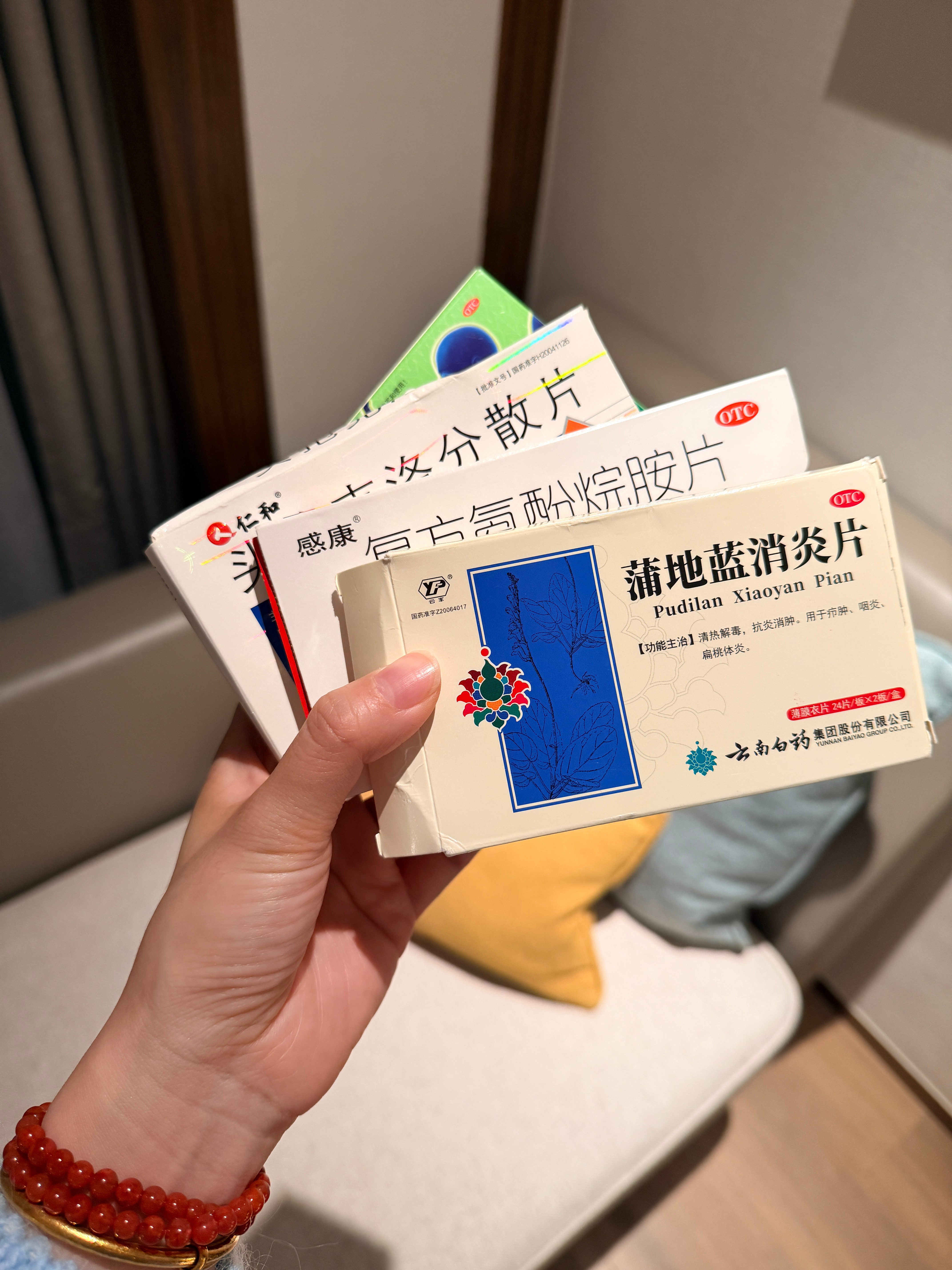 一觉睡醒就开始咳咳咳了这就是每次出差都带着几盒药的原因