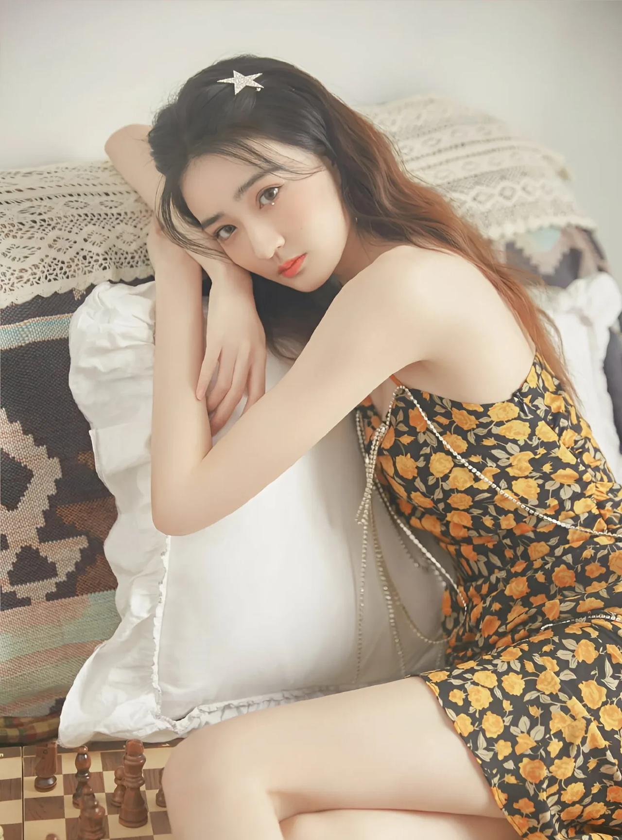 清新脱俗！徐璐吊带裙写真，尽显青春活力