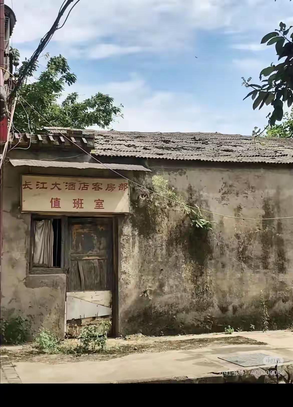 应该是巴黎世家旗下的品牌[呲牙笑]