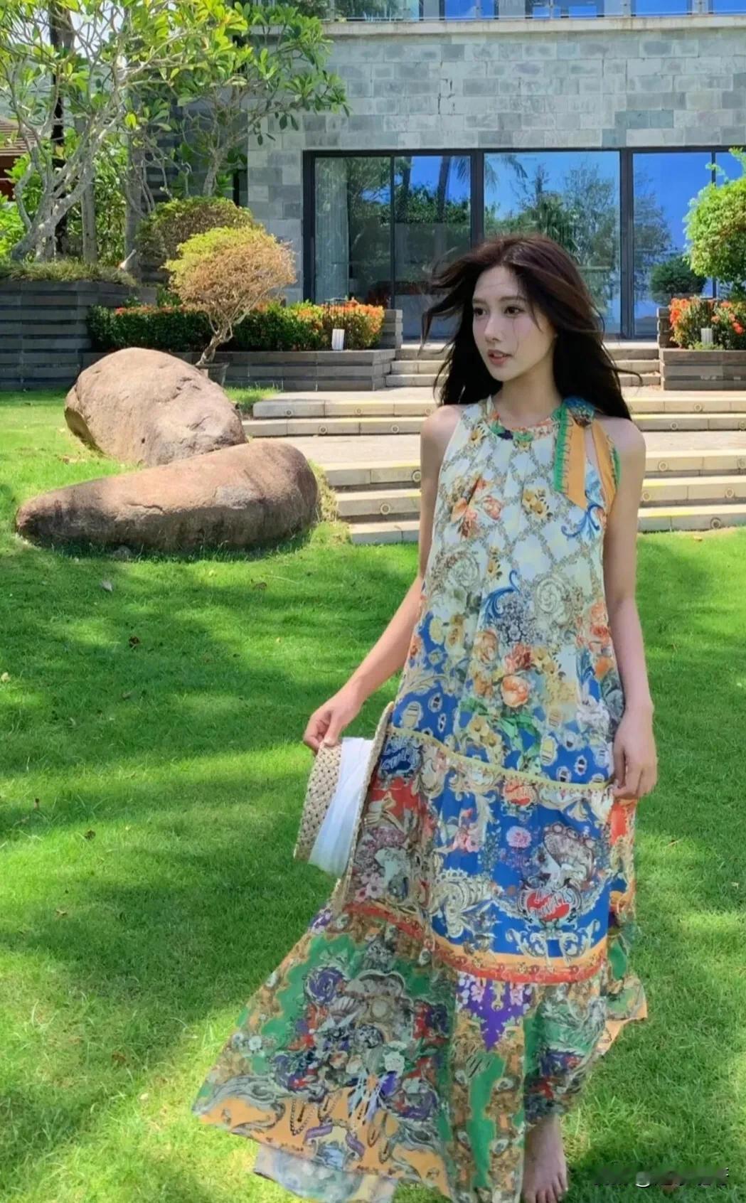 周末午后，美女草地旁美照写真