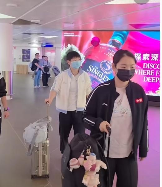 亚锦赛冠军归来！孙颖莎与何卓佳起落平安回国，莎宝戴口罩也藏不住可爱，还瘦了不少~