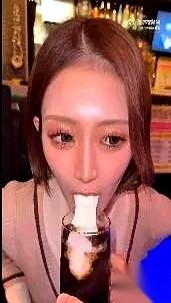 刷到一段岛国的视频，手里的饭瞬间不香了。一个布置简陋的演播室，灯光惨白，主持人