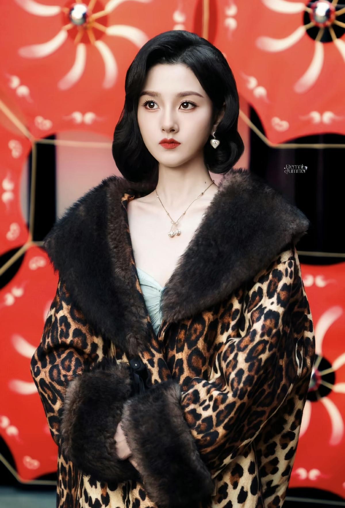 被宋祖儿美晕！红唇卷发加豹纹，这才是真正的复古名伶范儿[赞]宋祖儿这一身太绝了！