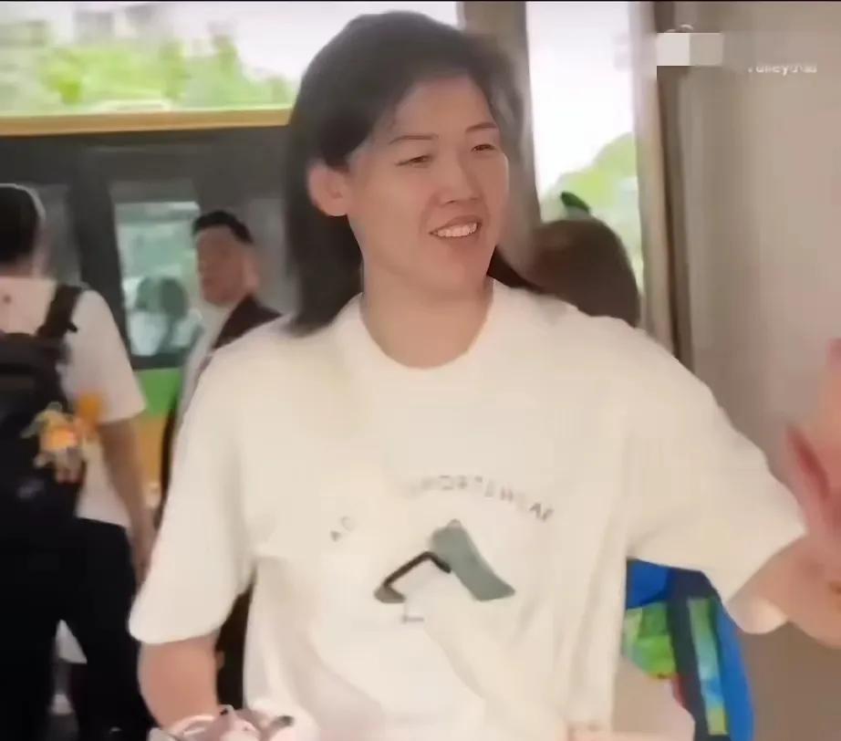 李盈莹在香港挺忙的李盈莹随队出征抵达香港后，一下车就和球迷拍手致意，接