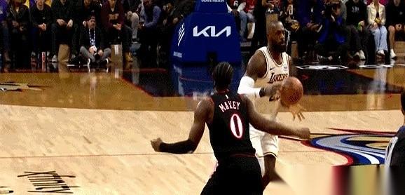 刚那记战斧劈扣，我直接从沙发上弹起来了。真的，这高度，这力道……你敢信这是一个