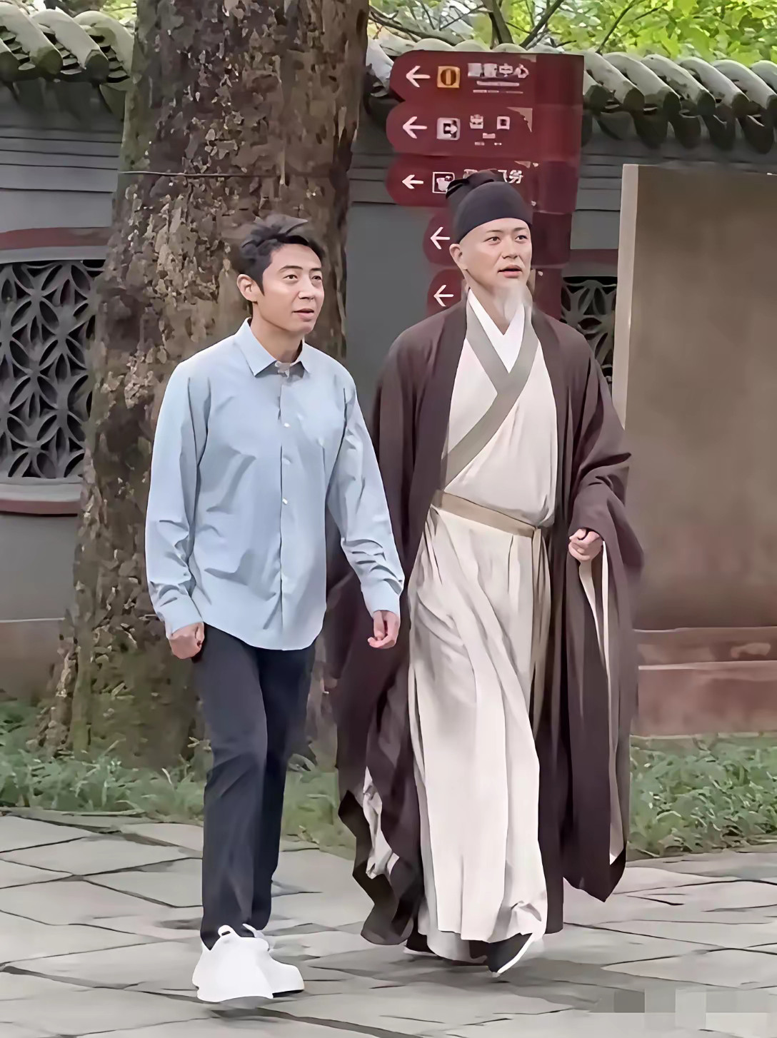 个头矮小，身材单薄，颜值一般的撒贝宁把周一围衬托得玉树临风，儒雅帅气哈​​​