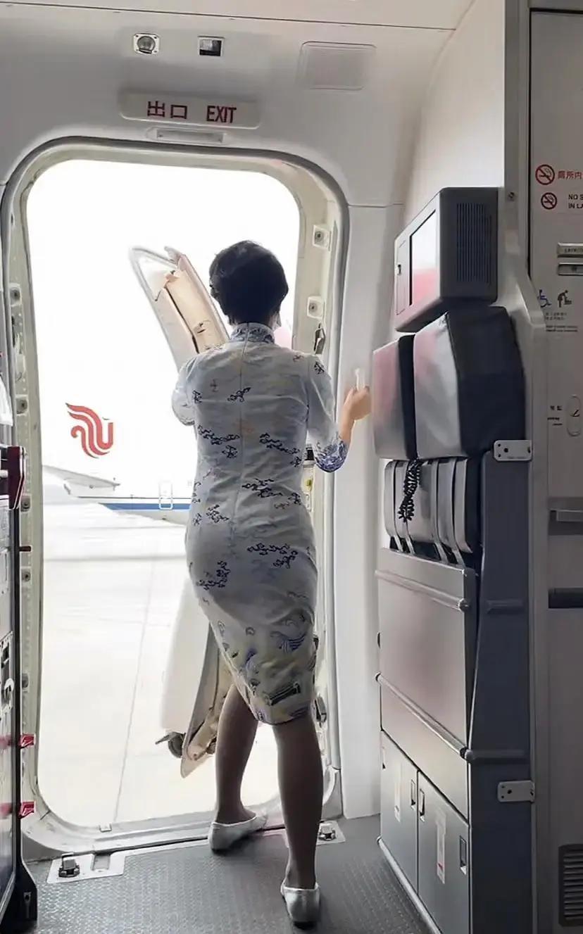 0.5cm腰线，空姐蹲身不卡档海南航空这套旗袍制服2018年上线，至今没人