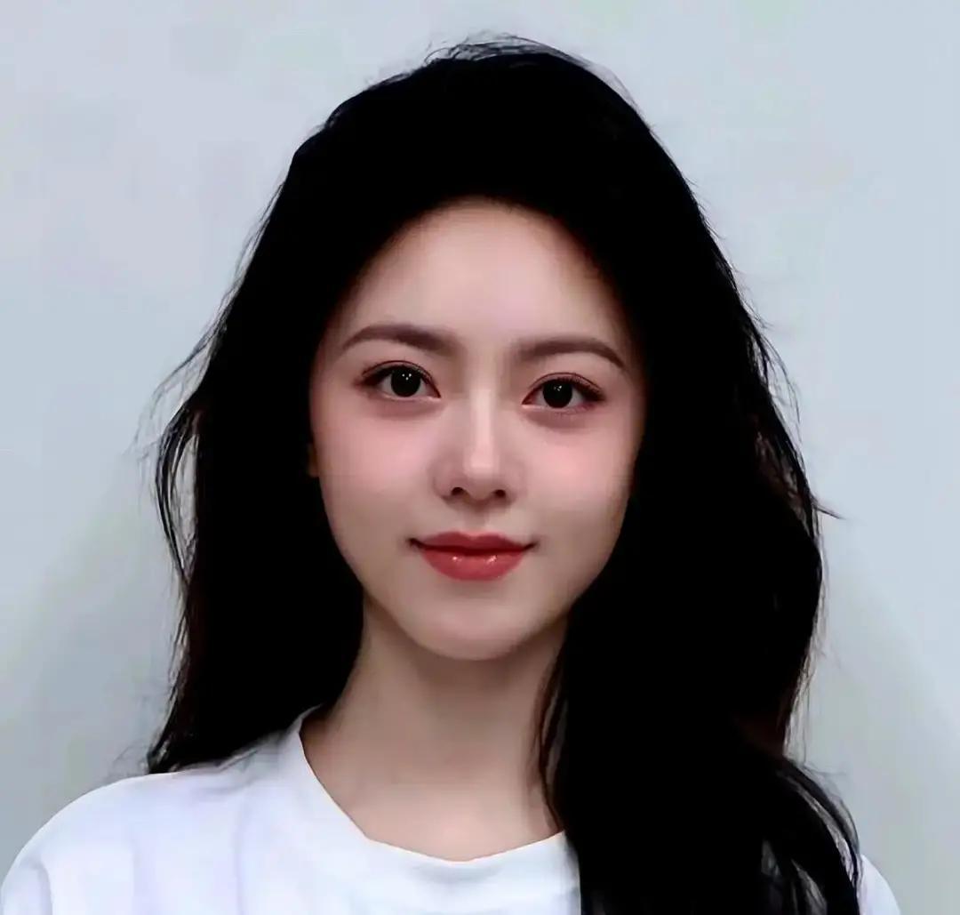 00后小花第一次被骂惨演《在暴雪时分》被批像背课文，观众嫌她眼里没烟火。我