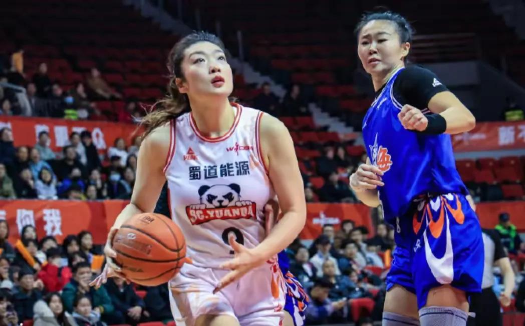 中国篮协怎么就像一只无头的苍蝇乱蹦乱闯？中国篮协所属的男女篮真是怪事百出。先是