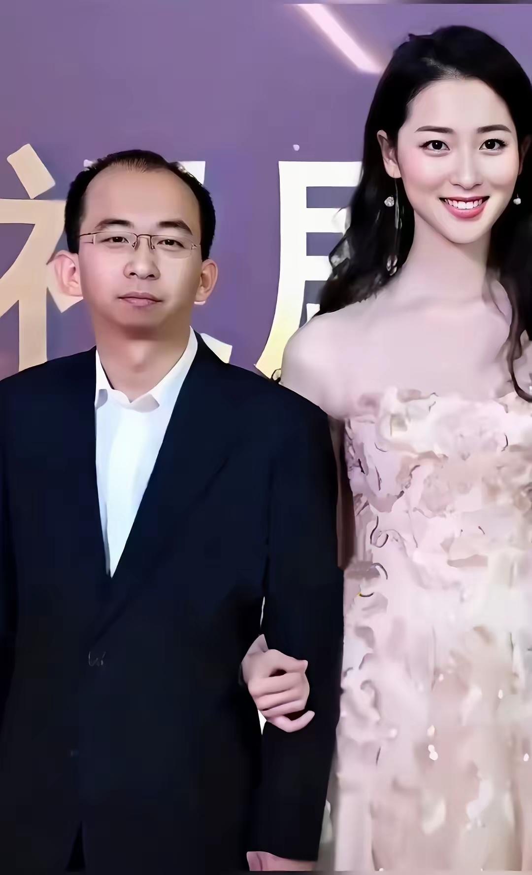 简直是一朵鲜花插在了牛粪上，2022年坐拥10亿身家的最丑男星巨兴茂，和大美女孟