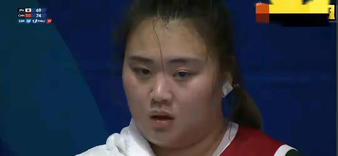 大运会女篮四分之一决赛刘禹彤打光最后一颗子弹，五犯离场中国女篮险胜日本女篮晋级四