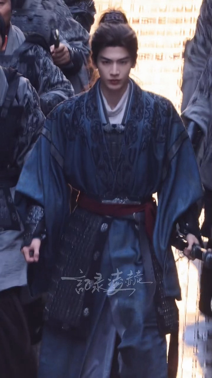 张凌赫x归鸾丨萧厉走路粉集合！！！！！张凌赫登上法国第一大报纸