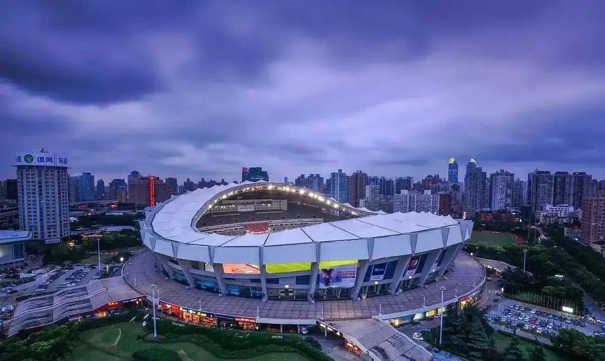 中国足球成绩一直起不来是有原因的，有点钱不是扎扎实实搞青训，都用来建看起来高端大