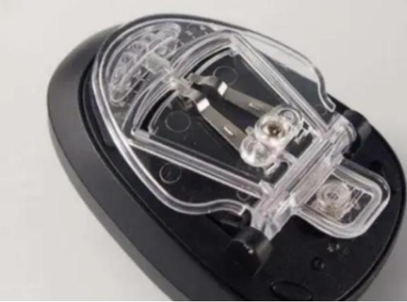 2003年，一个高中生脑洞大开，发明了一个叫“万能充”的东西，这玩意儿，不仅成为