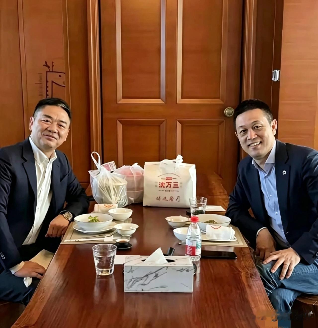 刘强东办公室请李斌吃外卖，打包袋上写着“沈万三”。这顿是强东亲手点的，俩人一顿饭