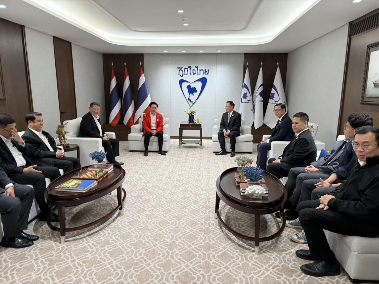 为泰党和他信家族可能还是原谅了阿努廷。据报道，为泰党宣布联手泰自豪党组阁，力挺阿