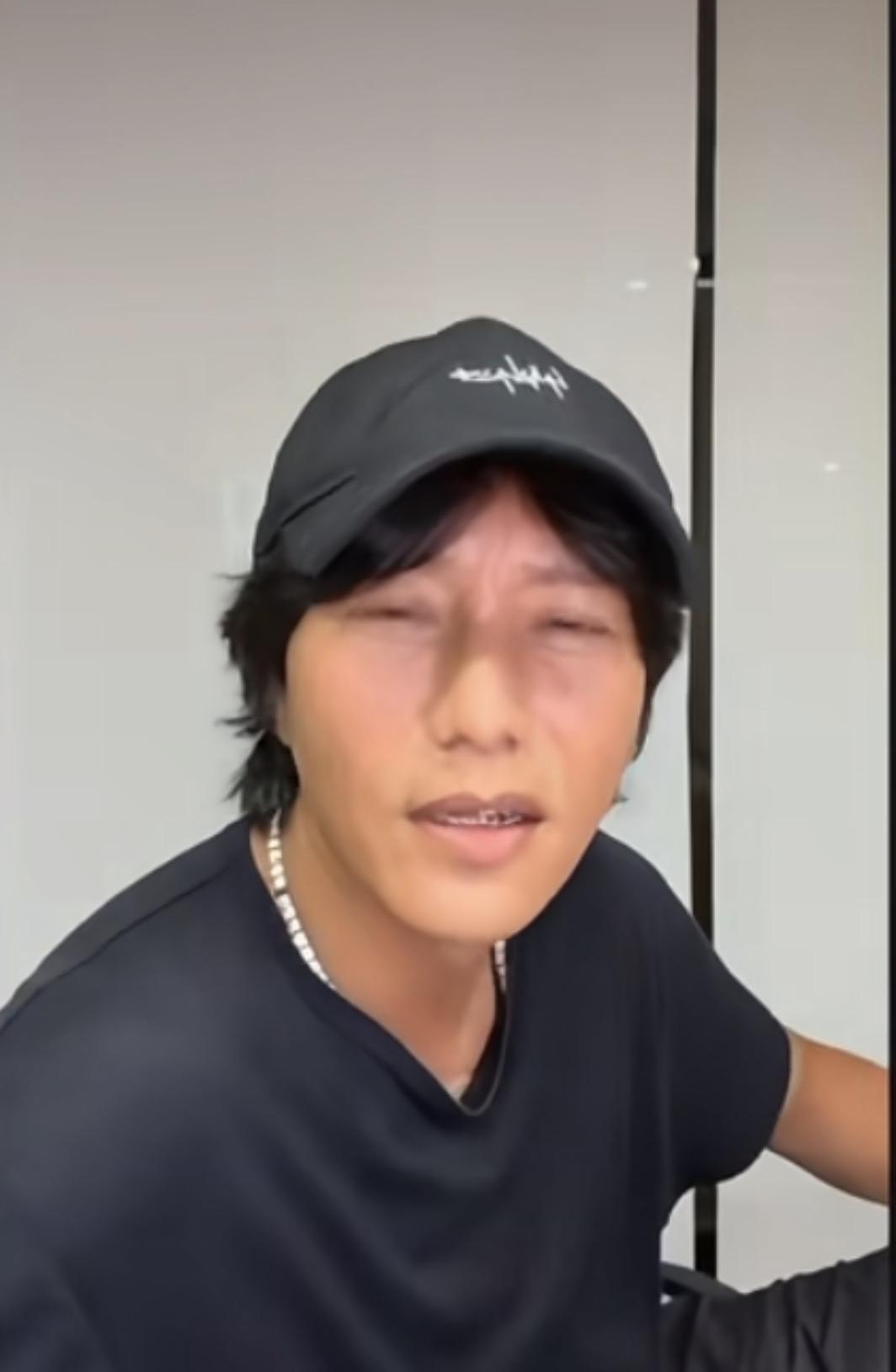50岁陈坤罕见露面直播，透露自己生病了，瘦了十多斤但是脸很肿，双颊通红和之前比变