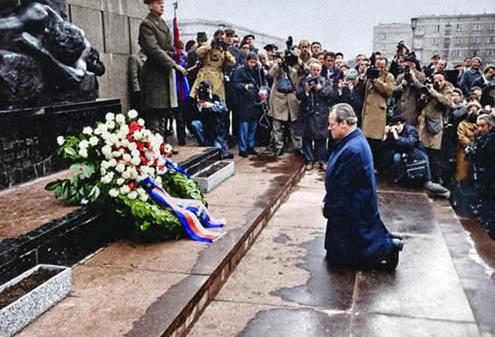 1970年12月7日的华沙浸着湿冷的寒意，湿滑的纪念碑台阶上，西德总理威利·布兰