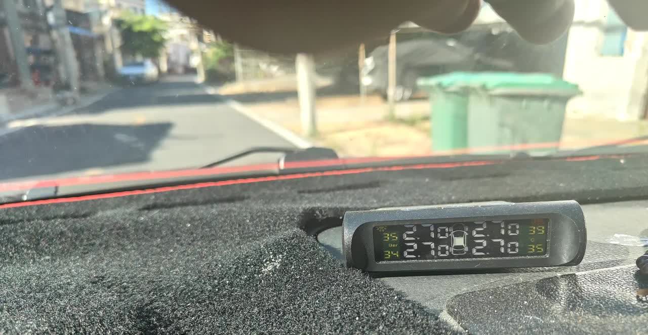 一个多月前为了跑趟高速，把胎压降到2.3。这段时间只开巿内，总感觉车子笨重，方向