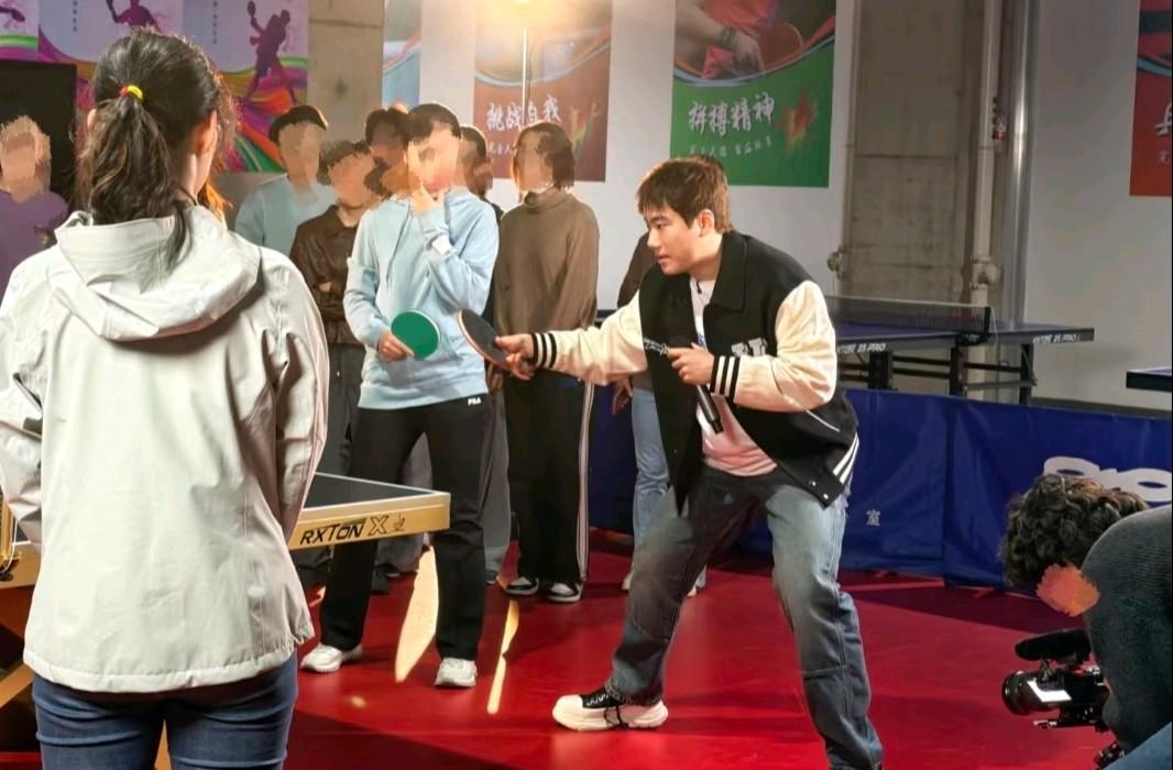 梁靖昆偷偷干大事了刚从香港回来就去北京电影学院给别人上课了，这可不是什么