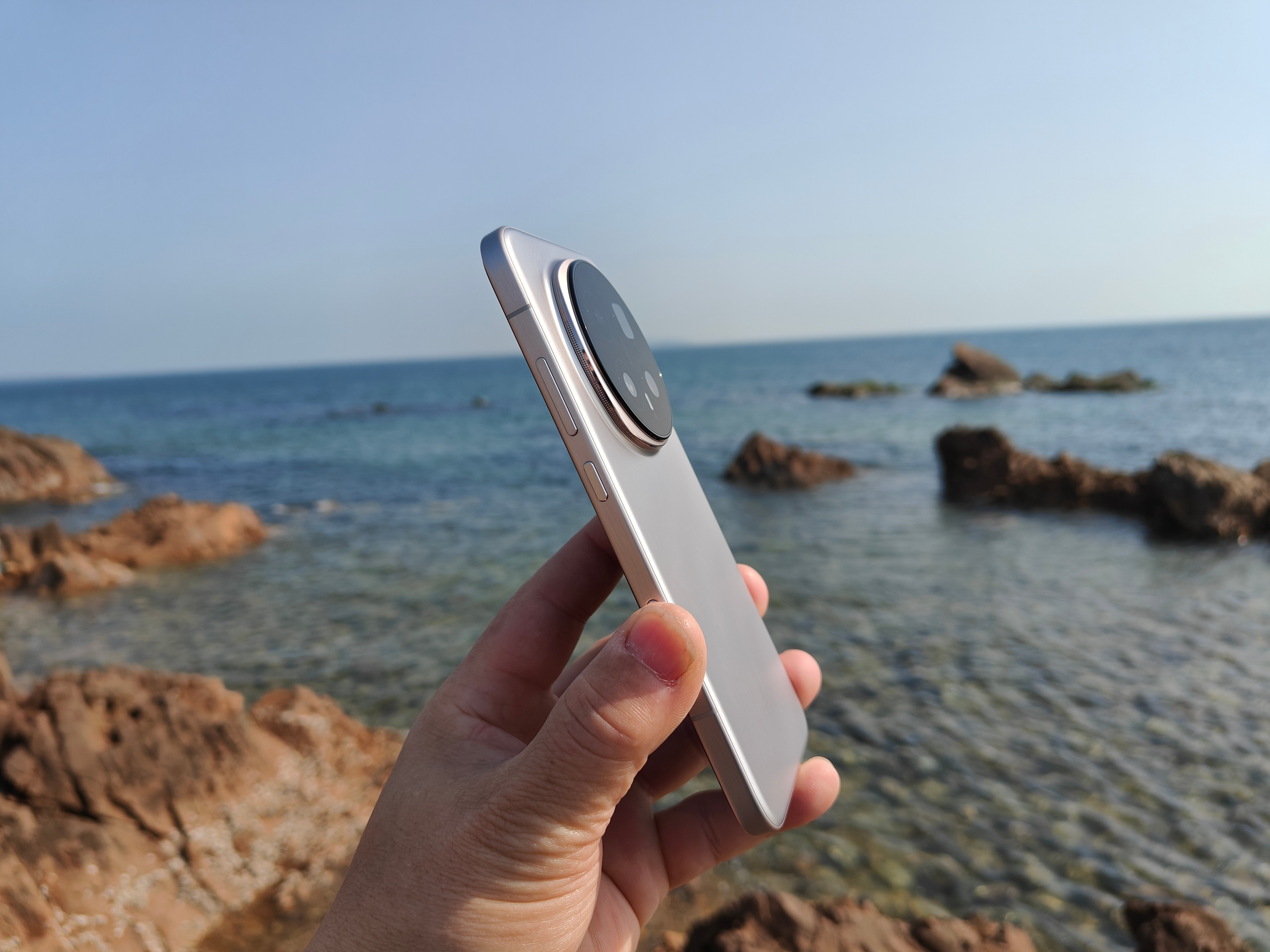 感受一下荣耀Magic8Pro两亿像素超夜神长焦镜头下的超级月亮！没用专业模式