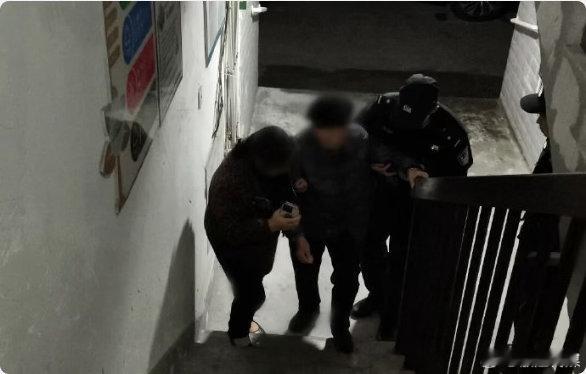 台州新警暖心护送86岁失能老人回家椒江海门派出所接警后，新警张过之带队救助中风